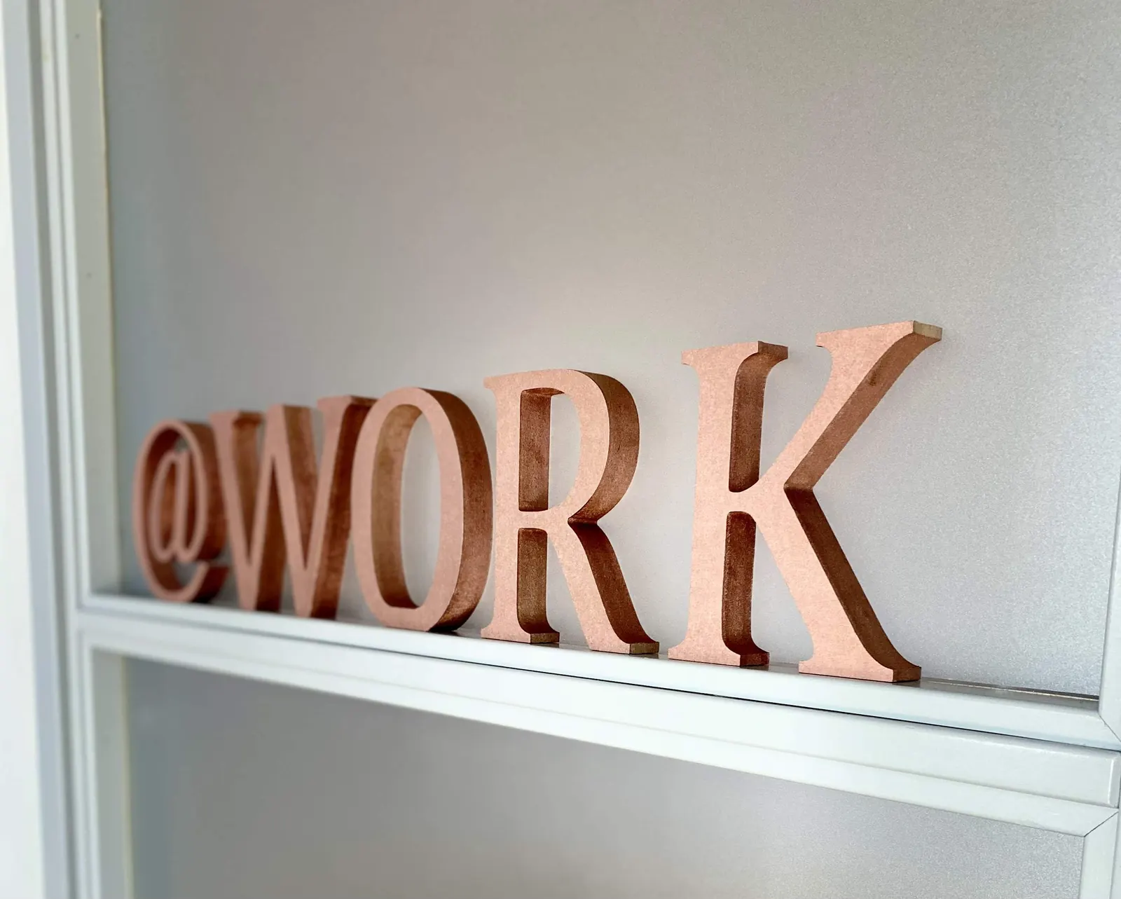 At Work-skylt på kontoret